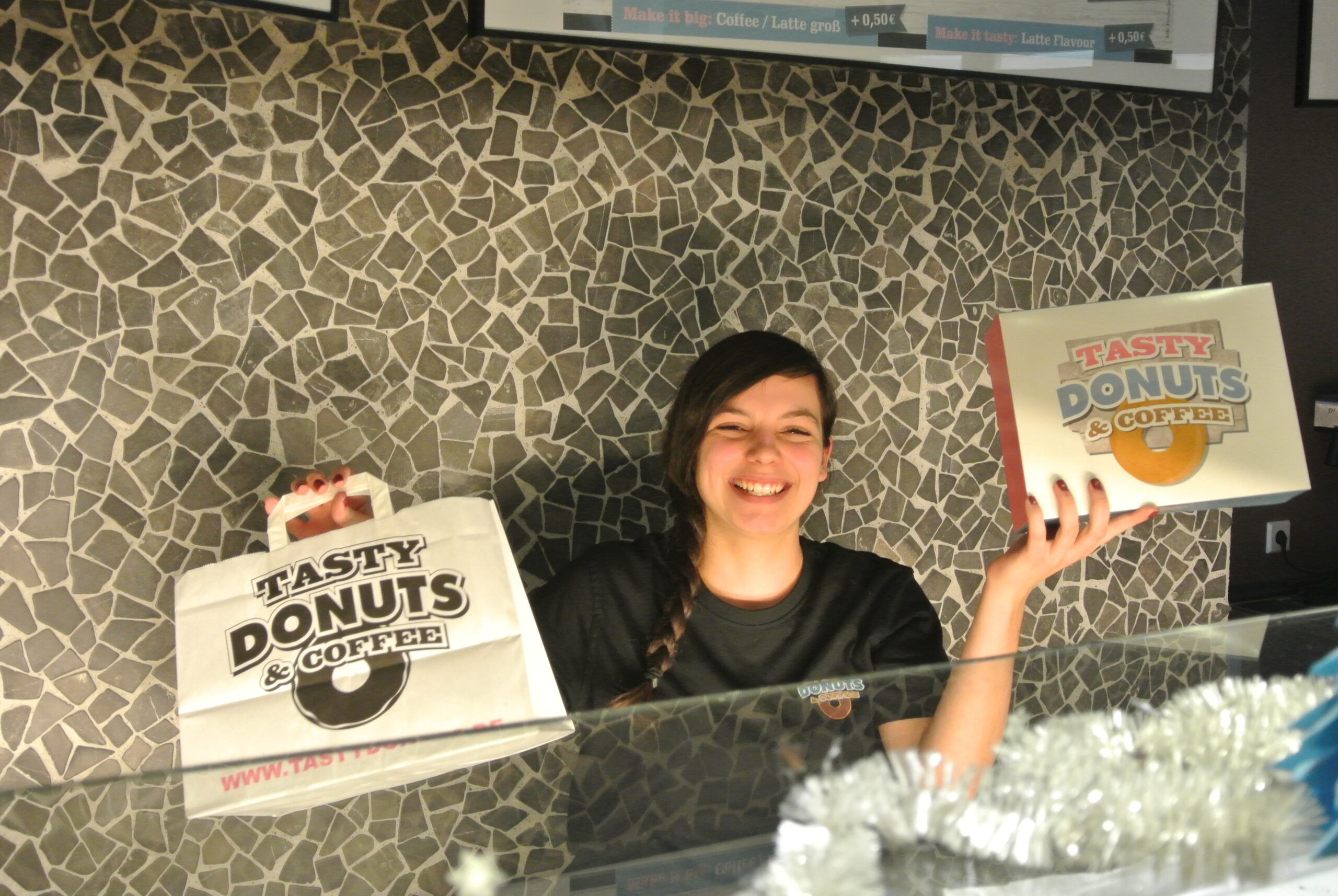 Das Glück der süßen bunten Kringel – Tasty Donuts hat heute in Wiesbaden eröffnet