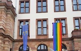 Regenbogenfahne_Wiesbaden_Rathaus_Orlando