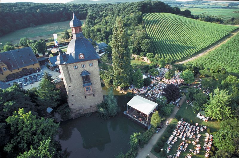 Rheingau Musik Festival Konzert auf der Seebühne auf Schloss Vollrads